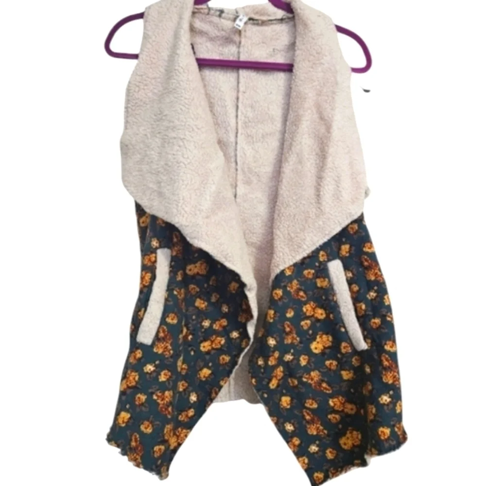Title: Lori + Mari Floral Sherpa Fleece Waterfall Open Vest Size M